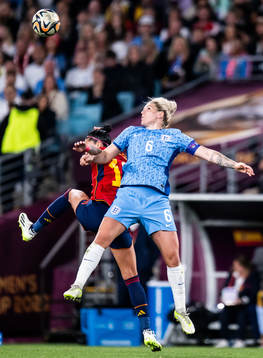 Teresa Abelleira of Spain and Millie Bright of England