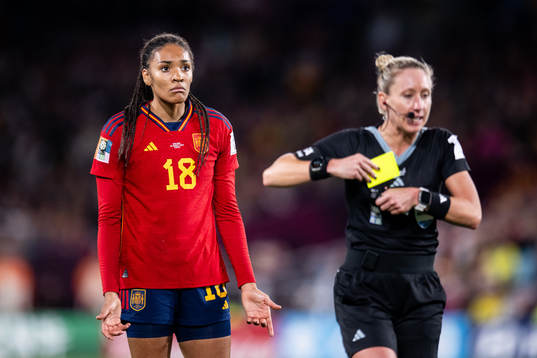 Salma Paralluelo of Spain and referee Tori Penso