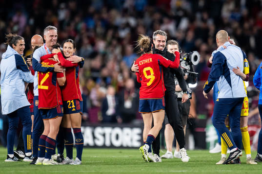 Head coach Jorge Vilda and Esther Gonzalez of Spain