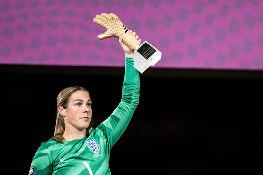 Goalkeeper Mary Earps of England with an award