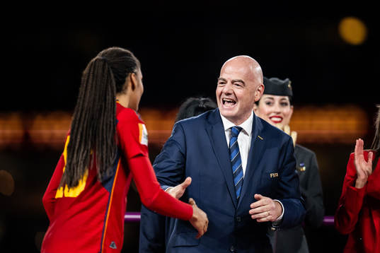 Salma Paralluelo of Spain and FIFA president Gianni