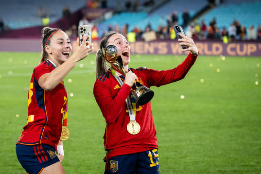 Athenea del Castillo and Eva Navarro of Spain celebrate