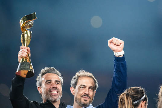 Head coach Jorge Vilda of Spain celebrate with the trophy