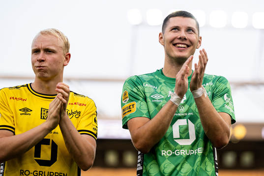 Elfsborgs målvakt Hakon Valdimarsson tackar publiken