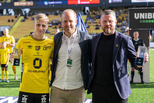 Robert Johansson Svensk Elitfotboll lämnade över pris