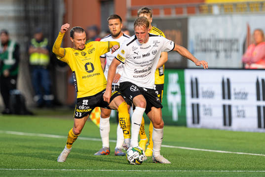 Elfsborgs Niklas Hult och Mjällbys Herman Johansson