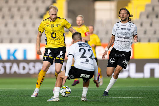 Elfsborgs Sveinn Guðjohnsen och Mjällbys Tom Pettersson
