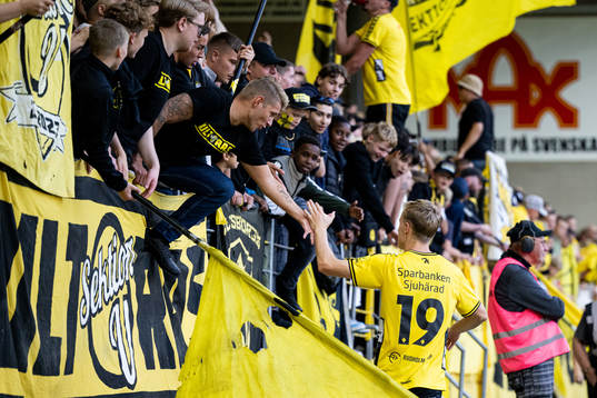 Elfsborgs Jeppe Møldrup Okkels tackar publiken