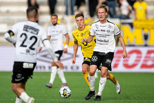 Elfsborgs Andri Fannar Baldursson och Mjällbys Alexander