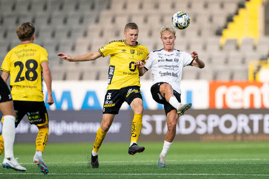 Elfsborgs Sebastian Holmen och Mjällbys Max Fenger