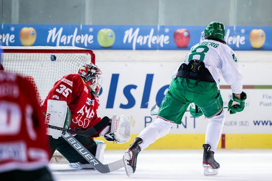 Dennis Everberg of Rögle gör 1-0 bakom goaltender Markus