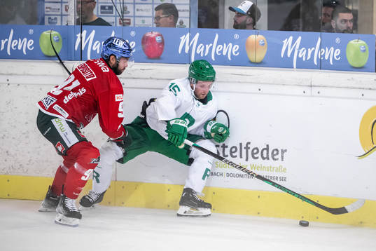 Jere Karjalainen of Augsburger Panther and Simon Ryfors of