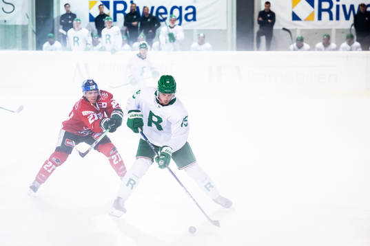 Jere Karjalainen of Augsburger Panther and Brandon Davidson