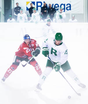 Jere Karjalainen of Augsburger Panther and Brandon Davidson
