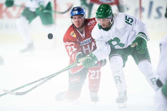 Jere Karjalainen of Augsburger Panther and Simon Ryfors of