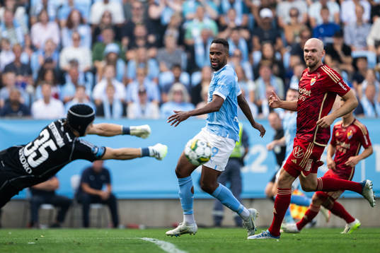 Malmö FFs Isaac Kiese Thelin framför Djurgårdens Jacob