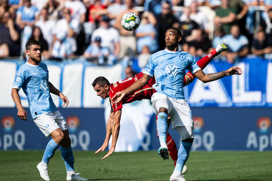 Djurgårdens Haris Radetinac och Malmö FFs Derek Cornelius