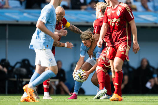 Djurgårdens Magnus Eriksson och Malmö FFs Sebastian Nanasi