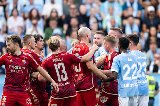 Malmö FFs och Djurgårdens spelare i diskussion