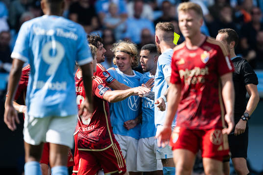 Djurgårdens Hampus Finndell och Gustav Wikheim mot Malmö