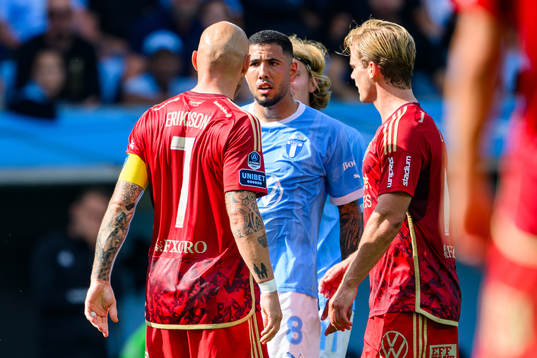 Djurgårdens Magnus Eriksson och Malmö FFs Sergio Pena