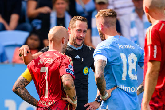 Domare Victor Wolf och Malmö FFs Pontus Jansson och