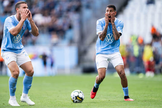 Malmö FFs Gabriel Busanello och Sergio Pena reagerar