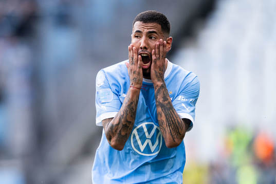 Malmö FFs Sergio Pena reagerar