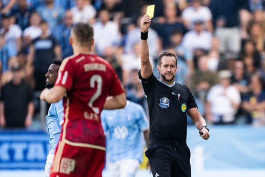 Djurgårdens Piotr Johansson tilldelas gult kort av Domare