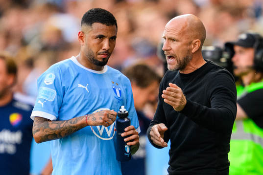 Malmö FFs Sergio Pena i samtal med tränare Henrik