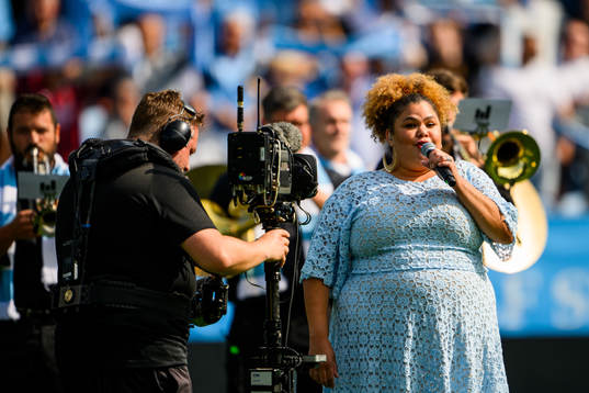Malmö Symfoniorkesters Loulou Lamotte framför Malmö FFs