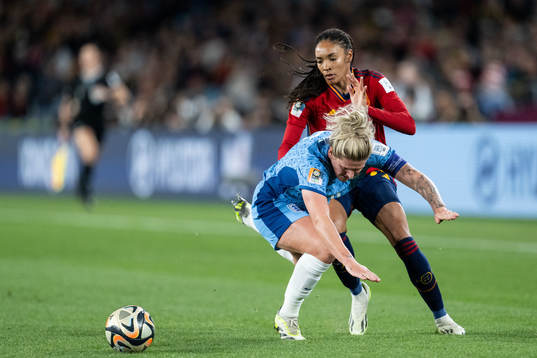 Salma Paralluelo of Spain and Millie Bright of England