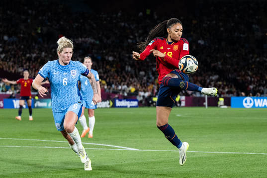 Millie Bright of England and Salma Paralluelo of Spain