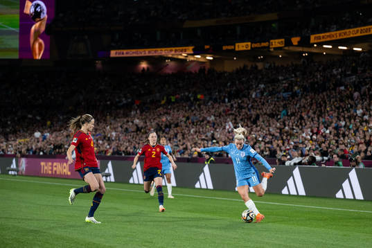 Lauren Hemp of England against Irene Paredes and Ona Batlle