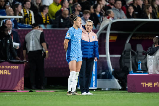 Lucy Bronze and Head coach Sarina Wiegman of England