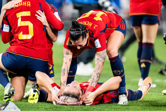 Alexia Putellas and Jennifer Hermoso of Spain celebrates