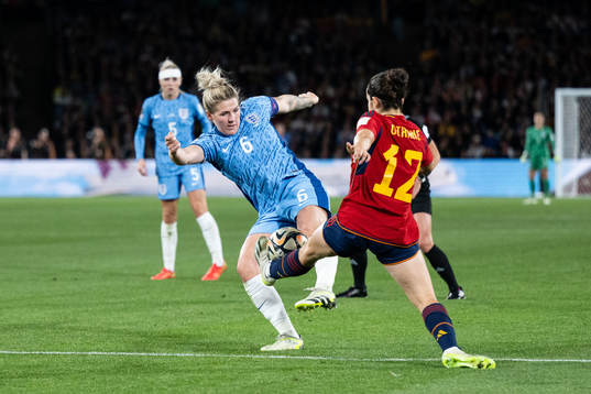 Millie Bright of England and Alba Redondo of Spain
