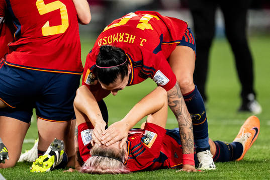 Alexia Putellas and Jennifer Hermoso of Spain celebrates