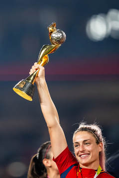 Alexia Putellas of Spain celebrate with the trophy
