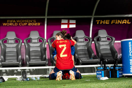 Lucy Bronze of England and Ona Batlle of Spain