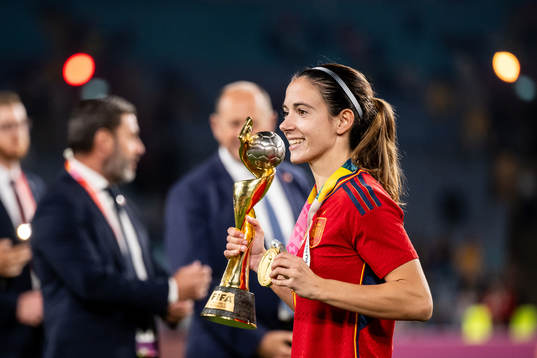 Aitana Bonmati of Spain celebates with the trophy