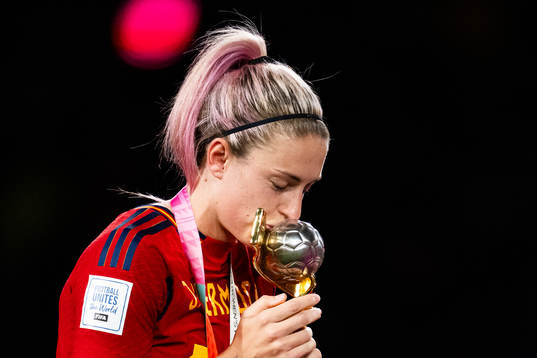 Alexia Putellas of Spain celebrates and kiss the trophy at