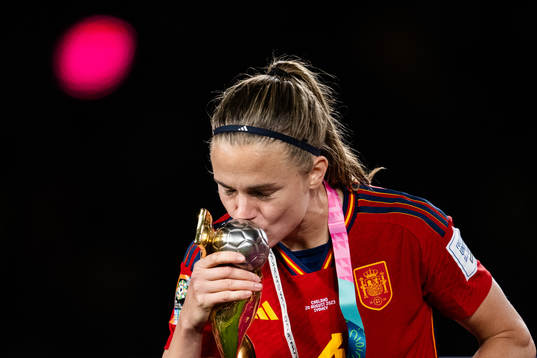 Irene Paredes of Spain celebrates and kiss the trophy at