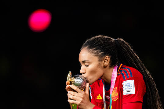 Salma Paralluelo of Spain celebrates and kisses the trophy