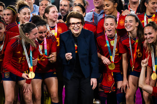 Billie Jean King celebrates with players of Spain