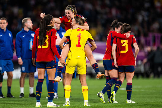 Salma Paralluelo, Mariona Caldentey and goalkeeper Misa