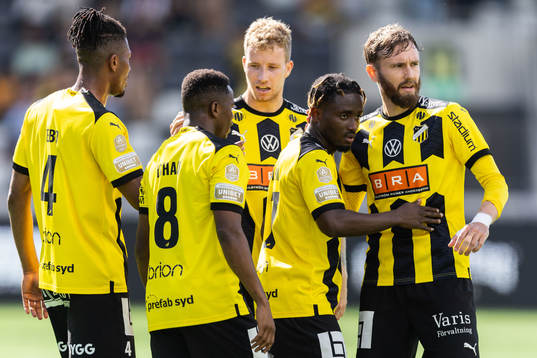 Häckens Ibrahim Sadiq jublar med lagkamrater