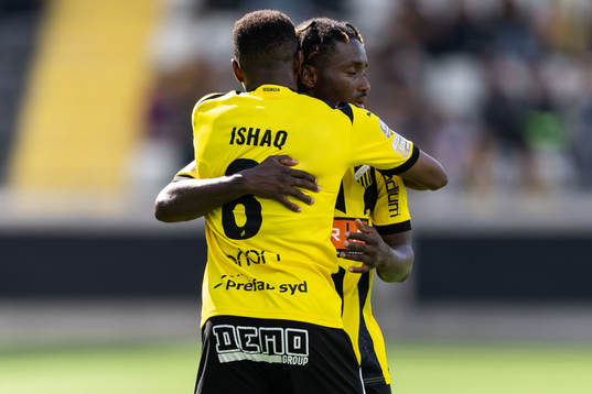 Häckens Ibrahim Sadiq jublar med Abdulrazaq Ishaq