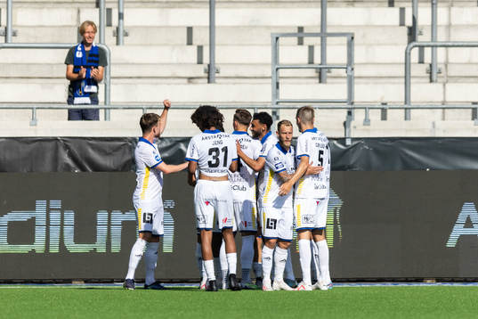 Sirius Joakim Persson jublar med lagkamrater