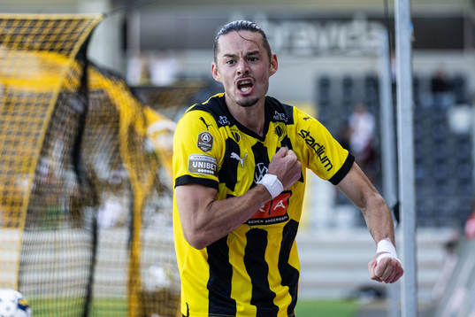 Häckens Amor Layouni jublar